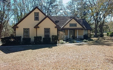 Spacious single-family home with front porch in Ocala, Florida
